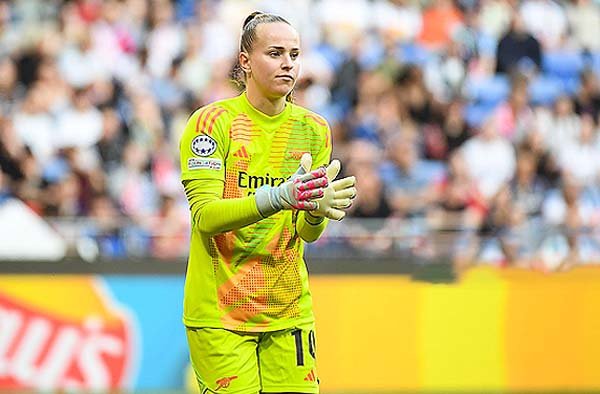 Daphne van Domselaar for FemaleSports.in