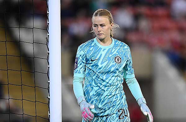 Hannah Hampton forr FemaleSports.in